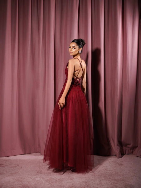 فستان من التول بلون المارون