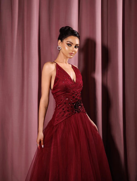 فستان من التول بلون المارون