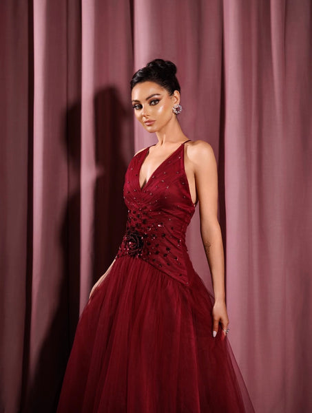 فستان من التول بلون المارون